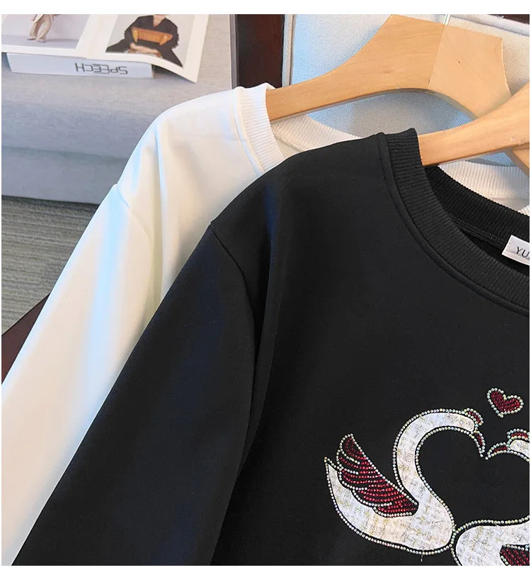 175 kg Übergröße Damen Büste 170 Herbst Lose Rundhals Langarm Diamant Schwan Sweatshirt Schwarz Weiß 5XL 6XL 7XL 8XL 9XL.