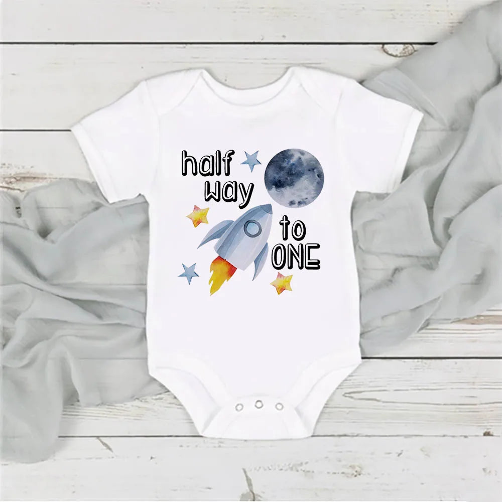 Halber Geburtstag Junge Raum Stram pler auf halbem Weg zu einem halben Body Baby 6 Monate altes Outfit 6 Monate Fotoshooting Raum 1/2 Geburtstag Shirt.