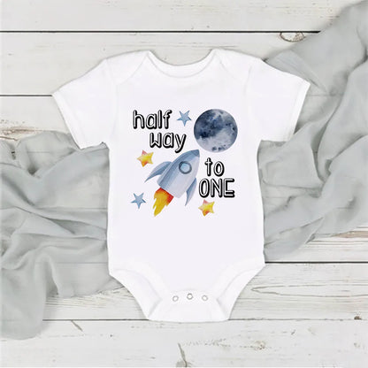 Halber Geburtstag Junge Raum Stram pler auf halbem Weg zu einem halben Body Baby 6 Monate altes Outfit 6 Monate Fotoshooting Raum 1/2 Geburtstag Shirt.