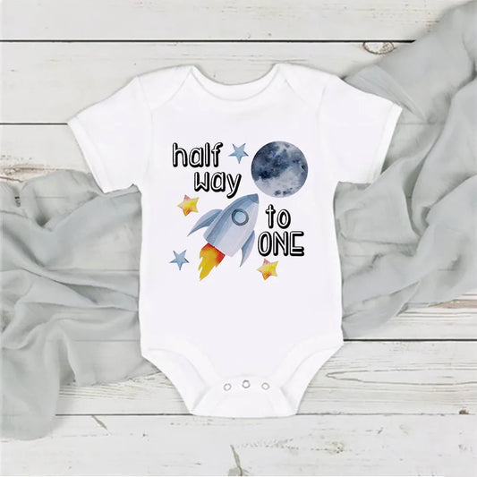 Halber Geburtstag Junge Raum Stram pler auf halbem Weg zu einem halben Body Baby 6 Monate altes Outfit 6 Monate Fotoshooting Raum 1/2 Geburtstag Shirt.