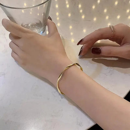 Golden Charm Bangles for Women Minimalism Fashion Twisted Couple Cuff Bracelet 2023 New Trendy Jewelry Girls Wedding Gift.