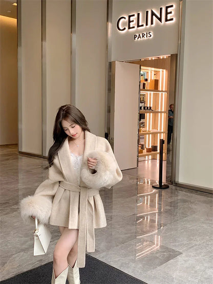 Grauer Wollmantel mit Krawatten-Taillenkollektion für Damen im Herbst und Winter 2024, neuer langärmeliger, lockerer High-End-Cape-Mantel, mittellanges Oberteil