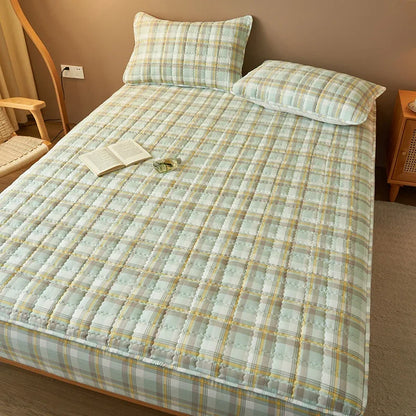 For High-Quality Quilted Plaid Mattress Cover,Mattress Protector,- Antibacterial, Breathable,Comfortable for Fresh Sleep Experie.