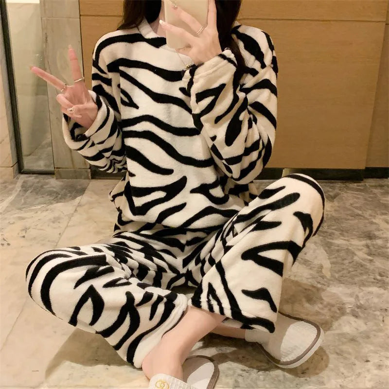 Zebra-gestreifter Korallensamt-Pyjama, Homewear-Anzug für Damen, Herbst und Winter, neuer Heimanzug, gepolsterte und verdickte warme Kleidung.