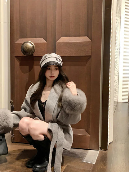 Grauer Wollmantel mit Krawatten-Taillenkollektion für Damen im Herbst und Winter 2024, neuer langärmeliger, lockerer High-End-Cape-Mantel, mittellanges Oberteil.