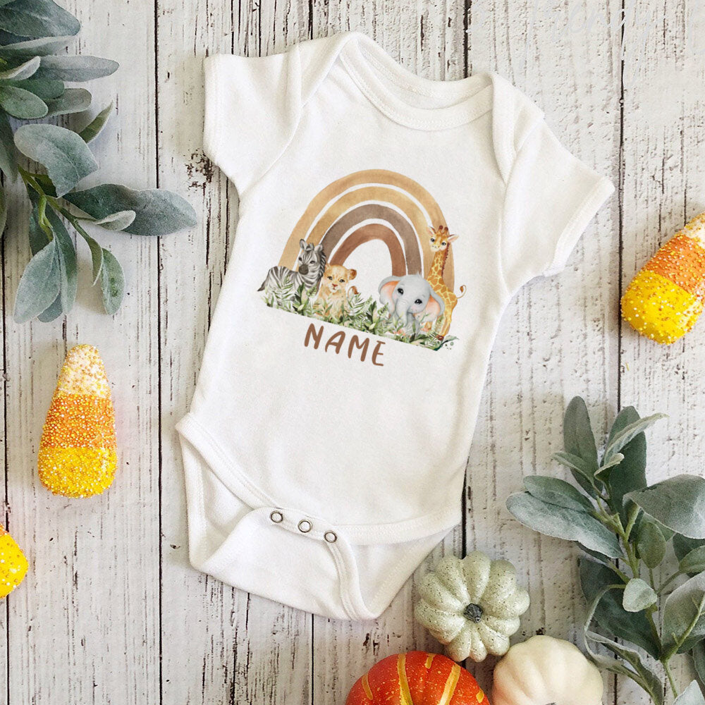 Personal isierte Baby Bodysuit Regenbogen Tier mit Namen Säugling Overalls Neugeborenen Wild One Outfits Stram pler Baby Geburtstag Dusche Geschenke.