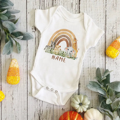 Personal isierte Baby Bodysuit Regenbogen Tier mit Namen Säugling Overalls Neugeborenen Wild One Outfits Stram pler Baby Geburtstag Dusche Geschenke
