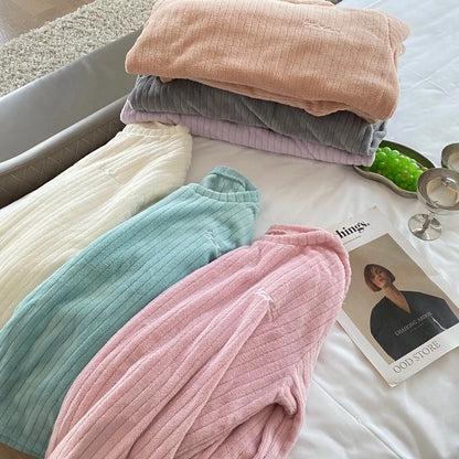 Verdickte warme Nachtwäsche für den Winter, Korallensamt, lockerer Loungewear-Pyjama mit weitem Bein, 2-teiliges Set, gestreifte Damen-Nachtwäsche.