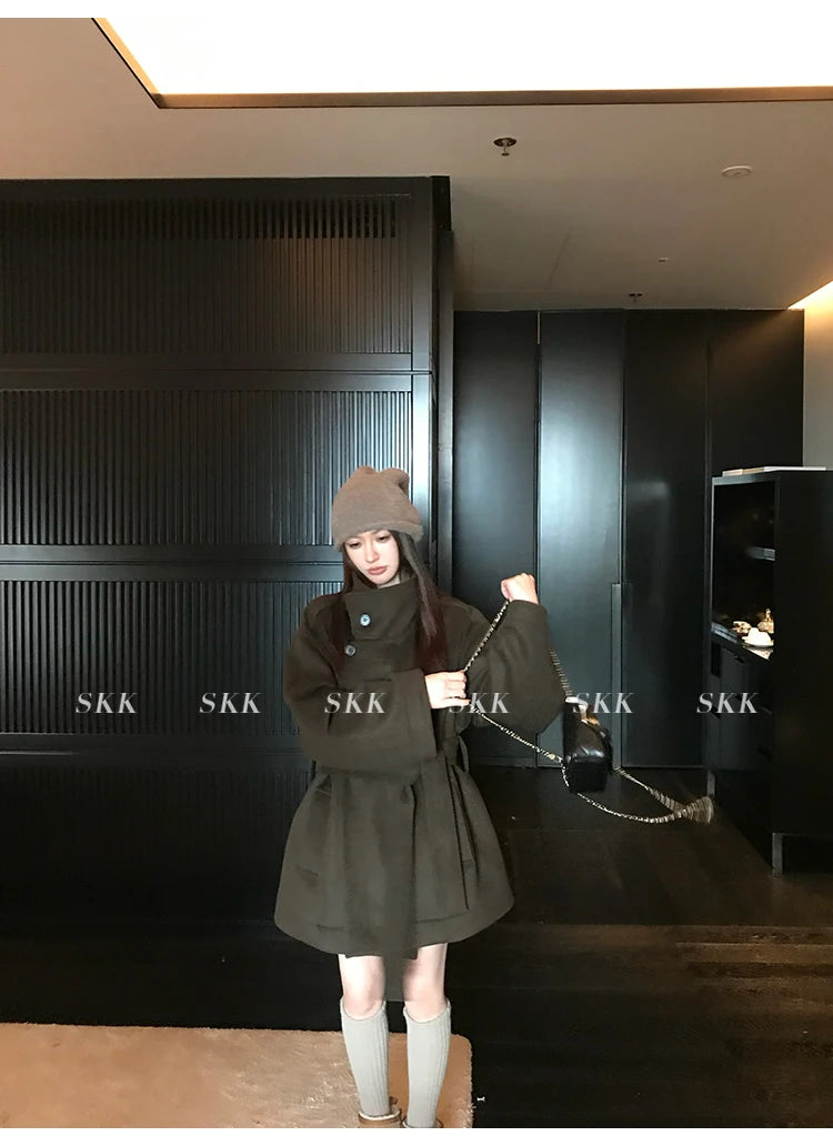 MiiiiX Lässiger Stehkragen, lockerer Wollmantel, mittellang, vielseitige Jacke, Schnür-Taille, Oberbekleidung, 2024, Herbst-Damenkleidung