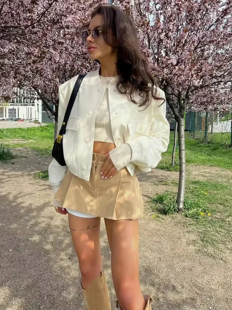 1PCS Frau Bomber Jacke Mantel Weiß Herbst Winter Taste Baseball Aviator Gestellte Jacken für Frauen Langarm Crop Oberbekleidung.