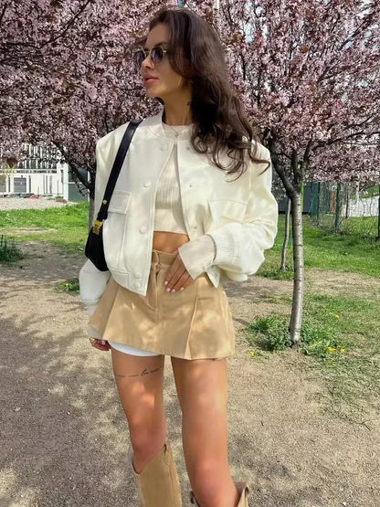 1PCS Frau Bomber Jacke Mantel Weiß Herbst Winter Taste Baseball Aviator Gestellte Jacken für Frauen Langarm Crop Oberbekleidung.