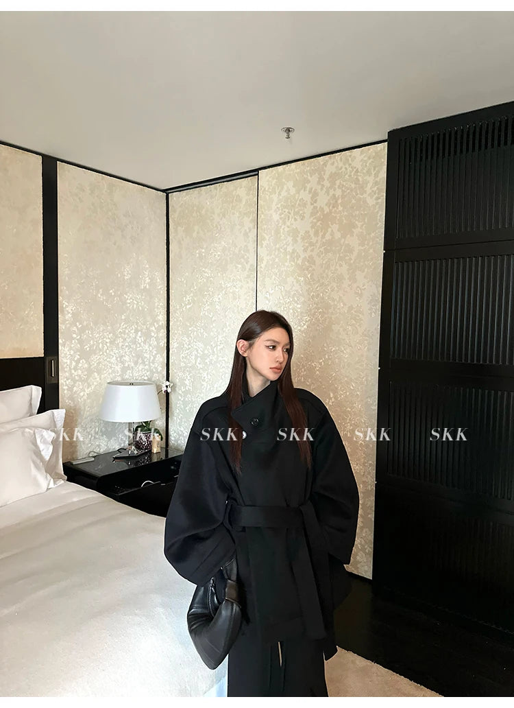 MiiiiX Lässiger Stehkragen, lockerer Wollmantel, mittellang, vielseitige Jacke, Schnür-Taille, Oberbekleidung, 2024, Herbst-Damenkleidung