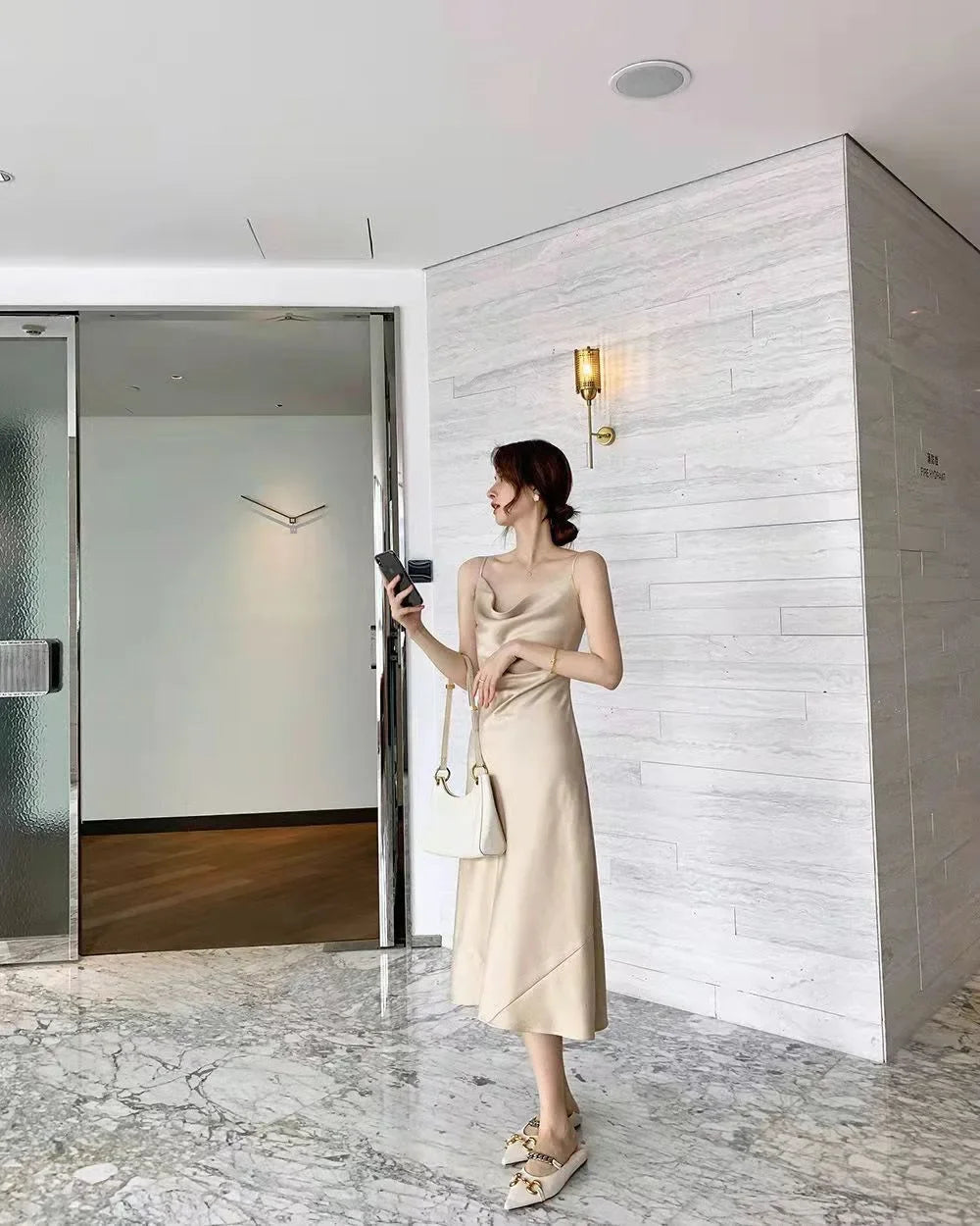 Chiffon-Stoff, Neckholder, mittellanges Kleid für Damen, Sommer, neuer sanfter Stil, schlankmachende Taille, A-Linien-Rock, Polyesterfaser, ärmellos.