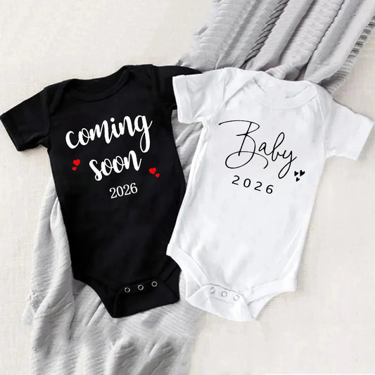 Baby-Ankündigung bald 2026 Neugeborene Baby-Bodys Sommer Jungen Mädchen Strampler Körper Schwangerschaft offenbaren Kleidung.