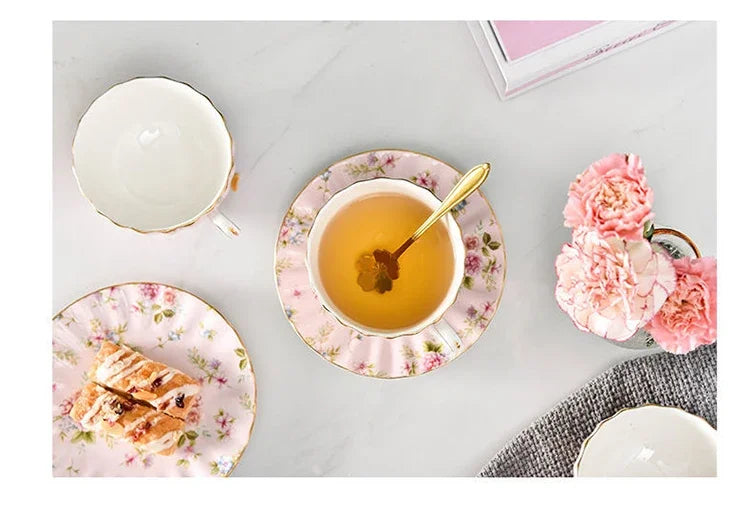 Tea Set Ceramic Coffee Cup Suit British Style High-Grade Bone China Golden edge Tea Cup And Saucer With A Spoon.