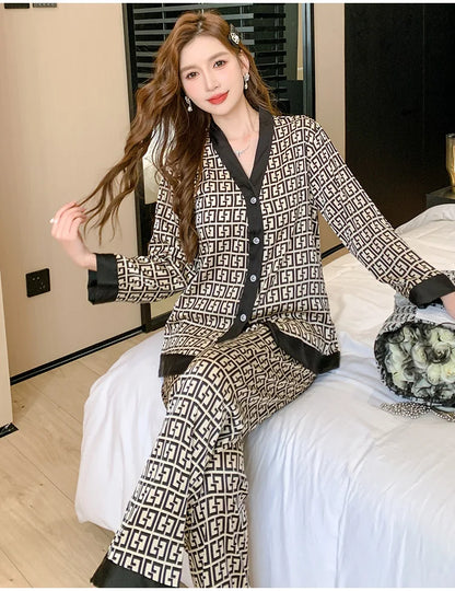 2PcsLarge Größe Frauen Pyjamas Set Gedruckt Homewear Eis Seide Lange Ärmeln Lange Hosen Student Pyjamas Schwarz Strickjacke kann Getragen Werden.