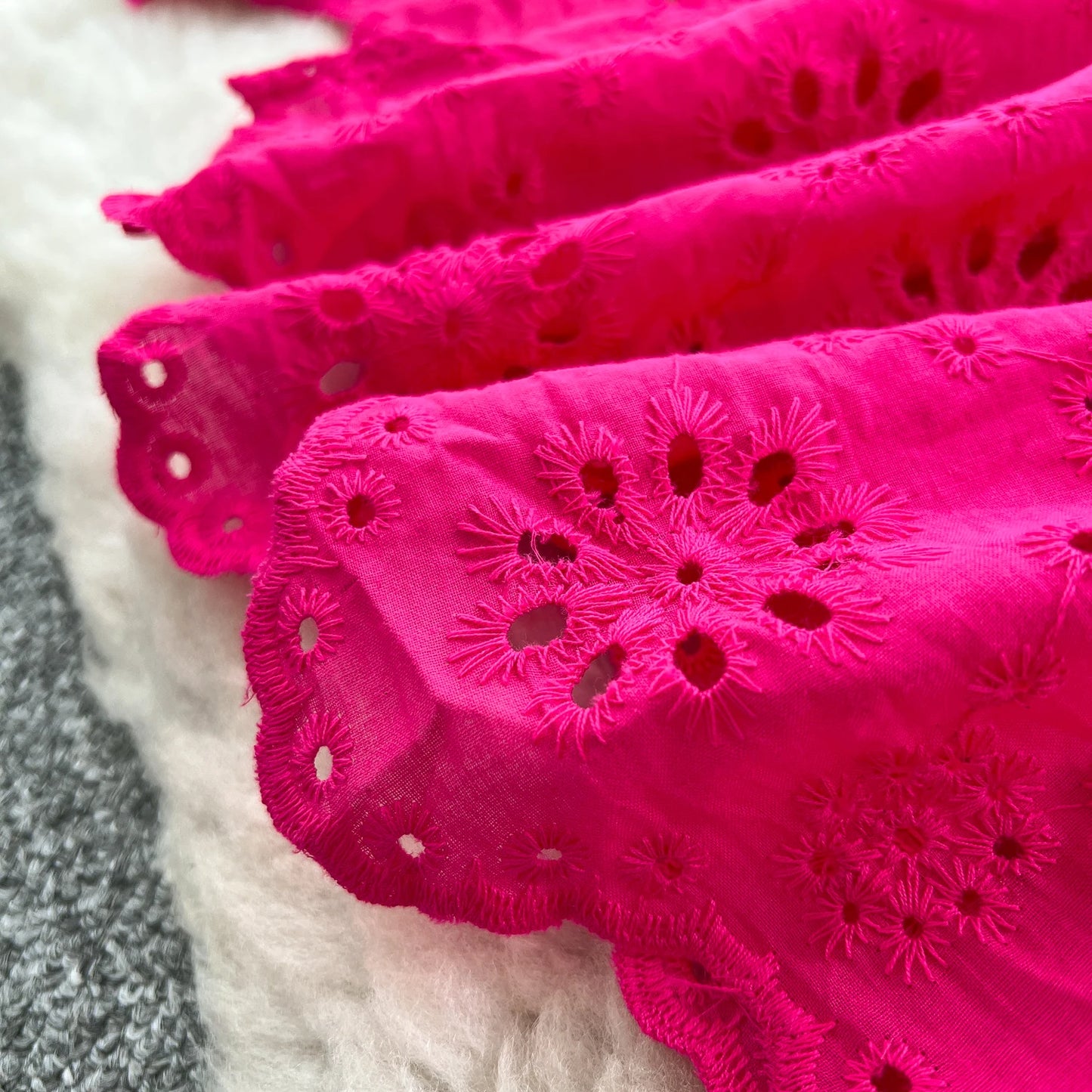 SINGREINY Schickes, ausgehöhltes Kleid mit Stickerei, Rüschen, Spleiß, schulterfrei, elastisch, gerüscht, schlank, 2025, solides, sanftes, langes Urlaubskleid.