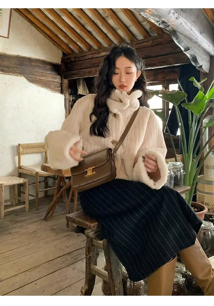 2025 Winter Fashion Stand Collar Warm Plush Short Jacket Women Autumn Retro Street Thickened Loose Harajuku Casual Short Jacket.