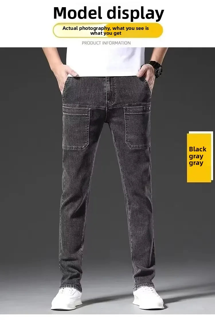 Elastische Herrenjeans, lässig, lockere Passform, mehrere Taschen, sechs Taschen, vielseitig, stilvoll, trendig, lockere Hose, männliches Modell.
