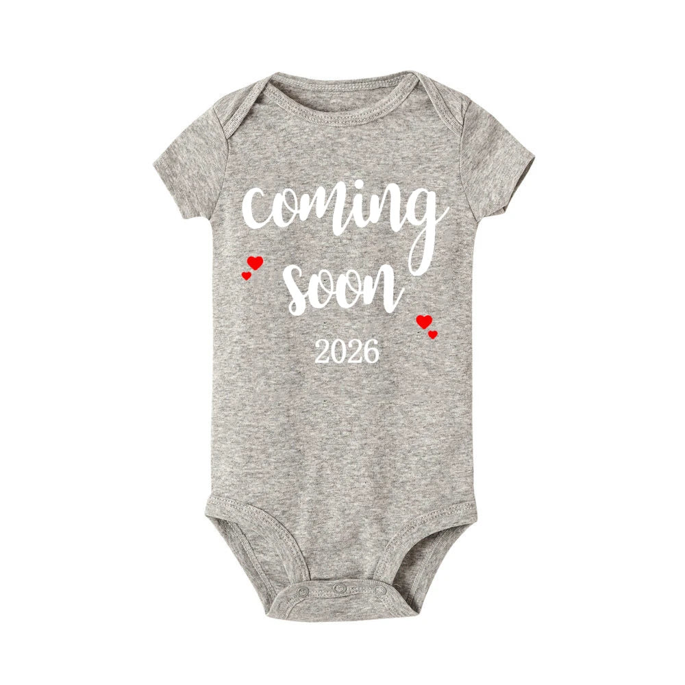 Baby-Ankündigung bald 2026 Neugeborene Baby-Bodys Sommer Jungen Mädchen Strampler Körper Schwangerschaft offenbaren Kleidung.