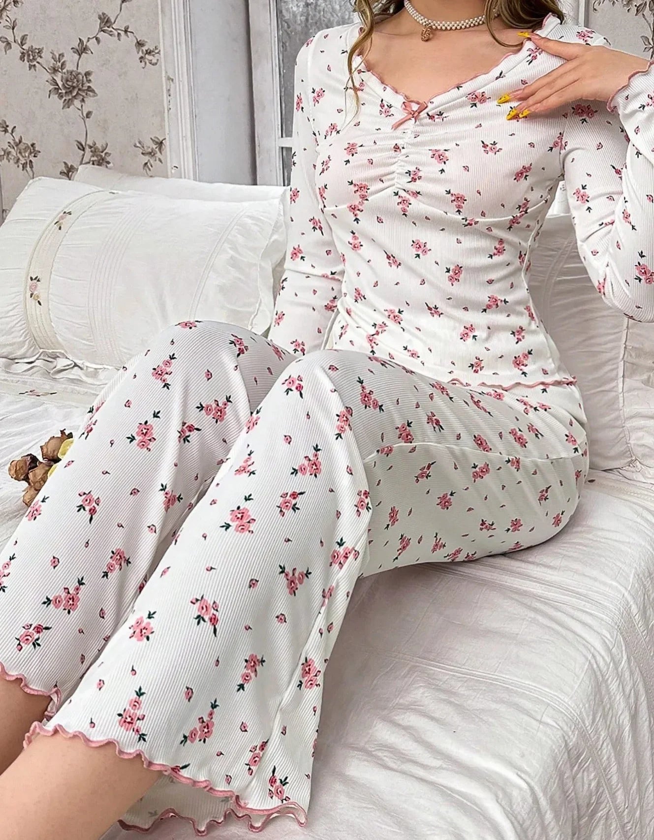 Autumn Winter Sleepwear Women Pajamas Set Round Neck Floral Printed Long Sleeve Tops and Trousers Home Wear Loungewear.