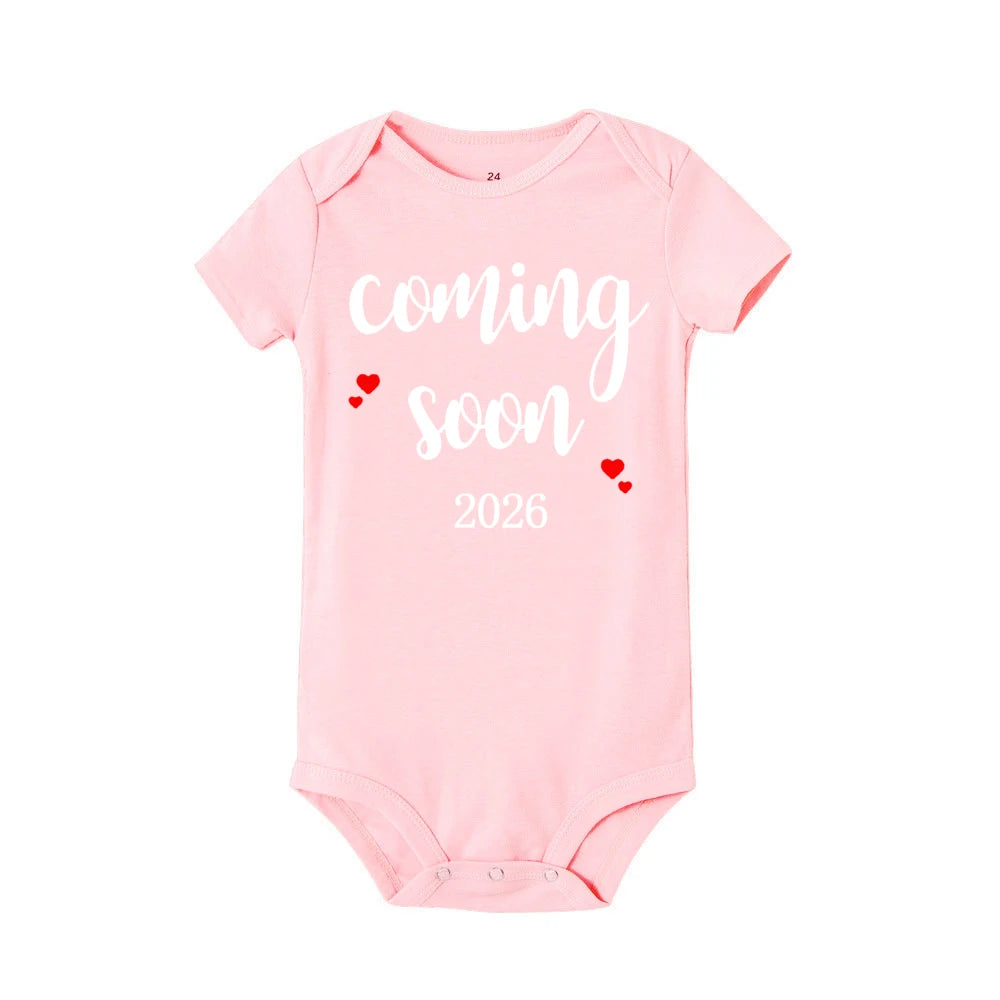 Baby-Ankündigung bald 2026 Neugeborene Baby-Bodys Sommer Jungen Mädchen Strampler Körper Schwangerschaft offenbaren Kleidung.