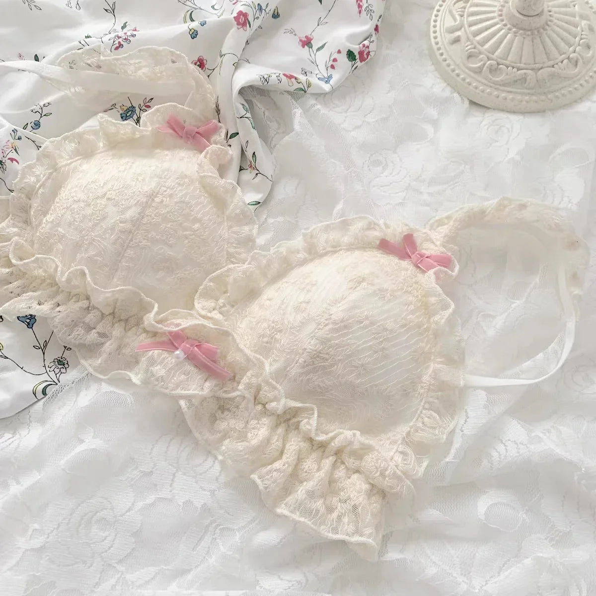 Japanese girl underwear female sweet cute pure desire without underwire bow lace edge thin bra set.