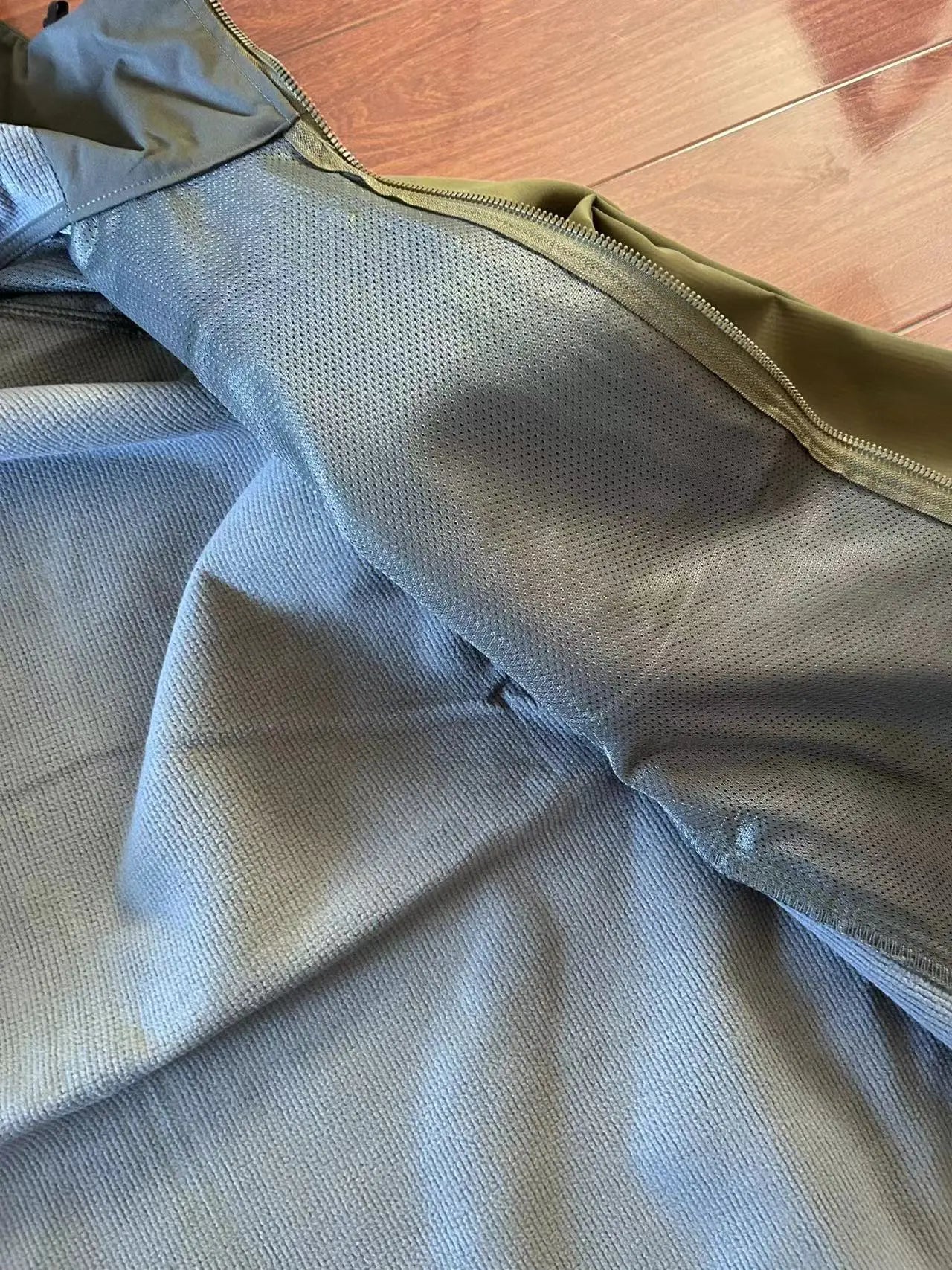 Compass Button Patch Italian Luxury Style Men's Fleece-lined Windbreaker Jacket Zippered Suitable For Outdoor Sports Hoodie.