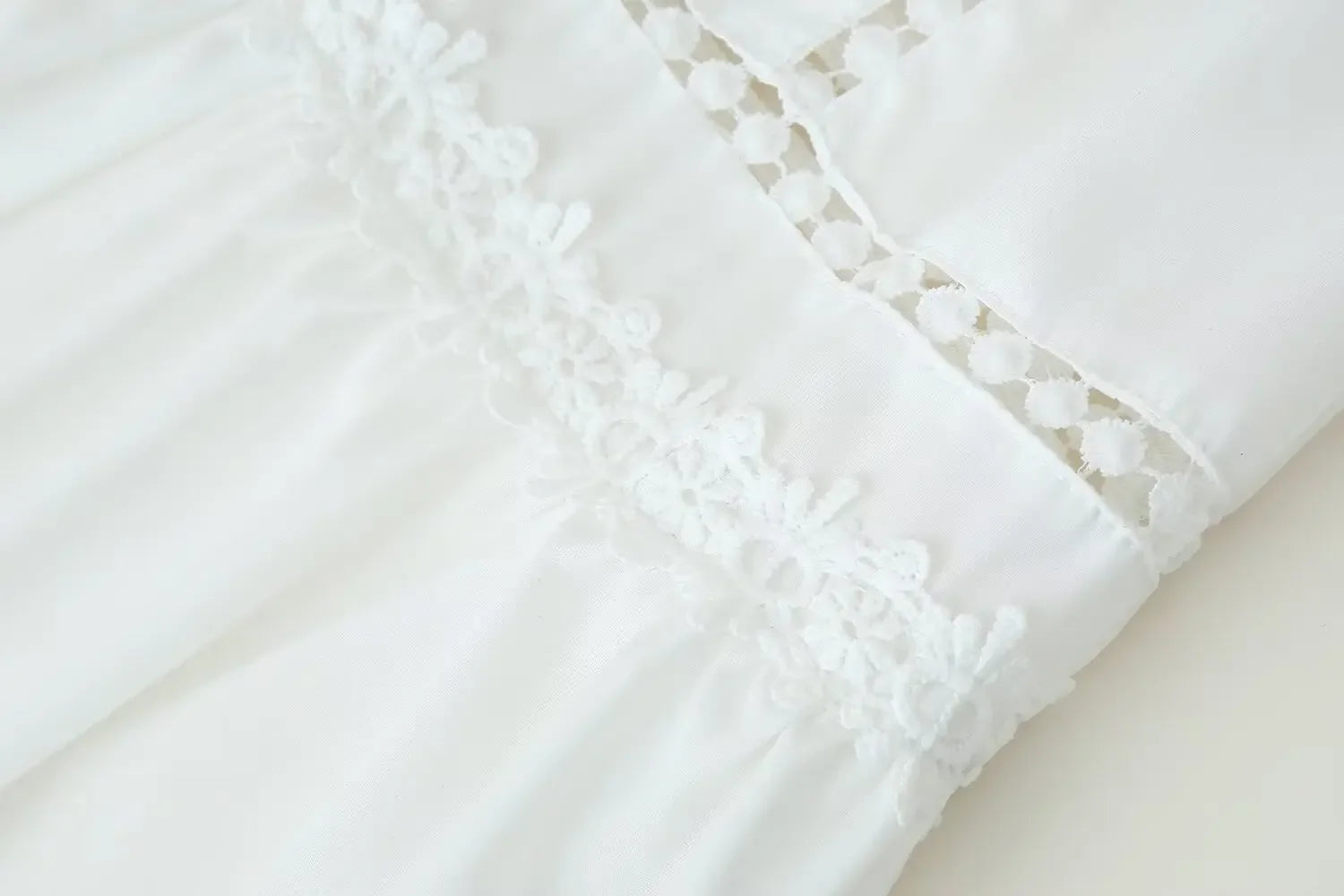 Modisches Slim-Fit-Midikleid mit V-Ausschnitt für Damen, Sommer 2022, aushöhlen, Spitzenbesatz, elegantes Kleid J5C226, knielang.