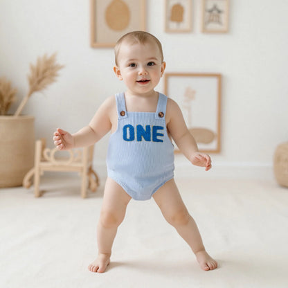 Baby-Overall, ärmellos, quadratischer Ausschnitt, Buchstaben-Stickerei, Strampler für Neugeborene, einjähriges Outfit für Jungen und Mädchen.