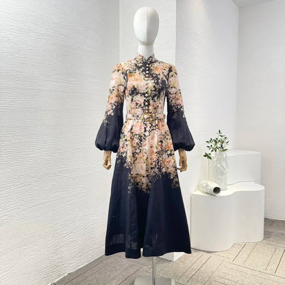 Schwarzes Leinen-Midikleid mit Rokoko-Blumendruck, langen Ärmeln und hoher Taille.