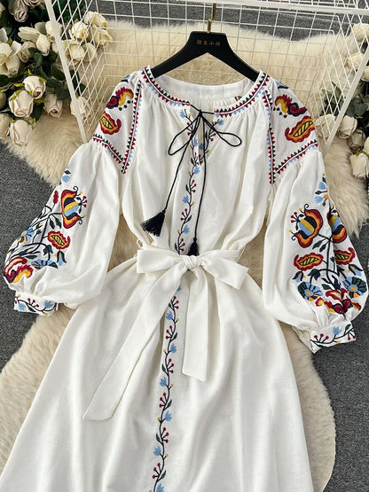 Frauen Frühling Herbst Kleid Vintage Ethnischen Stil Laterne Langarm Bestickt Rundhals Schlank A-linie Baumwolle Leinen Kleid D4930.