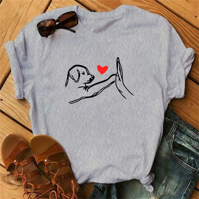 Fun dog fist-clapping and heart-shaped pattern women's T-shirt, stylish summer round-neck top, casual short-sleeved shirt.