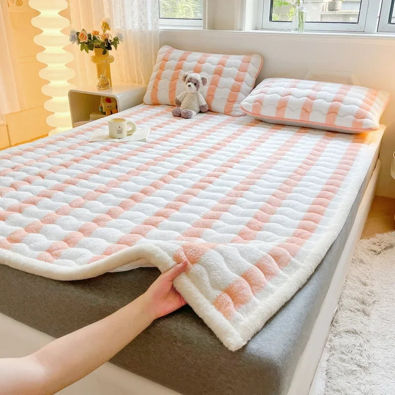 Checkered A-Class Thick Quilted Mattress 1 Pcs Warm Antibacterial Bed Pad for Autumn Winter Super Soft Fits Mattress for Single