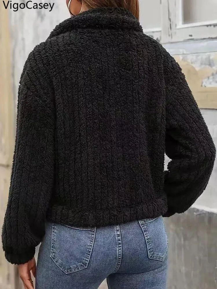 VigoCasey 2025, Herbst Winter Frauen Schwarze Jacke Einreiher Langarm Dicken Plüsch Warme Mantel Solide Dame Beiläufige Kurze Mantel.