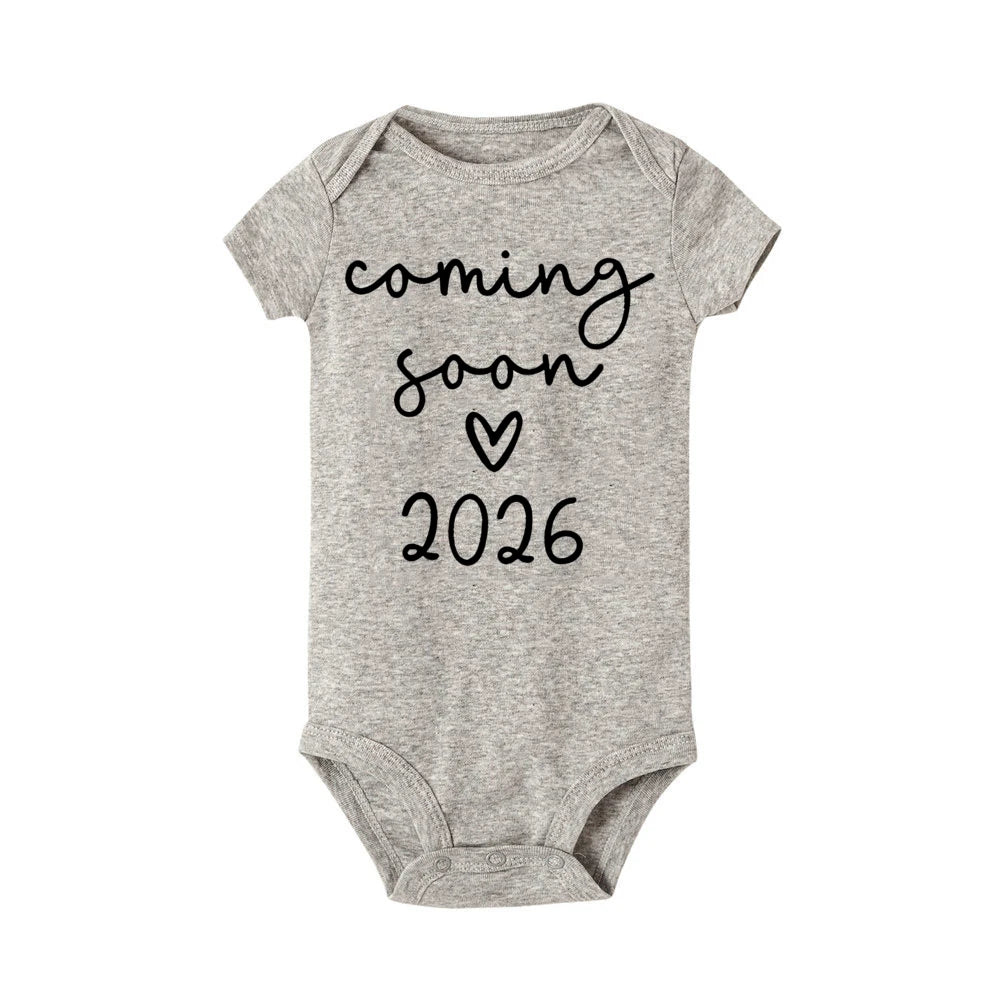 Bald 2026 Baby-Ankündigungskleidung für Neugeborene, Sommer-Bodys für Jungen und Mädchen, Strampler für Schwangere, enthüllt Kleidung.