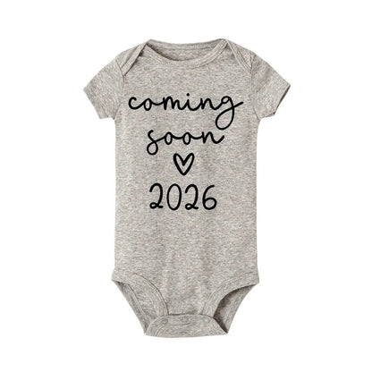 Bald 2026 Baby-Ankündigungskleidung für Neugeborene, Sommer-Bodys für Jungen und Mädchen, Strampler für Schwangere, enthüllt Kleidung.