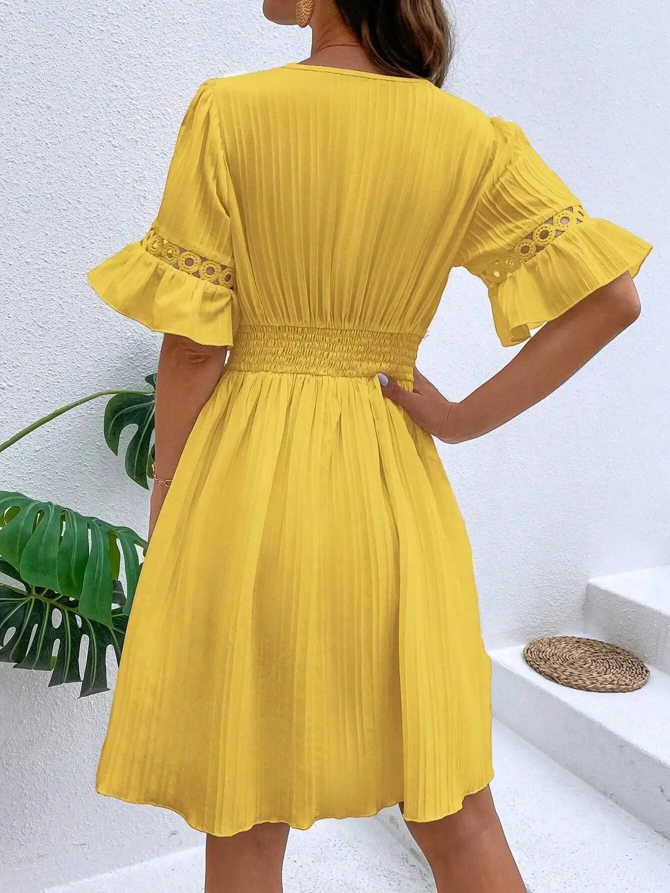 Solides Damenkleid 2025, neues Sommer-Temperament, modisch, aushöhlen, V-Ausschnitt, ausgestellte Ärmel, lässiges Damenkleid, weißes Strandkleid.