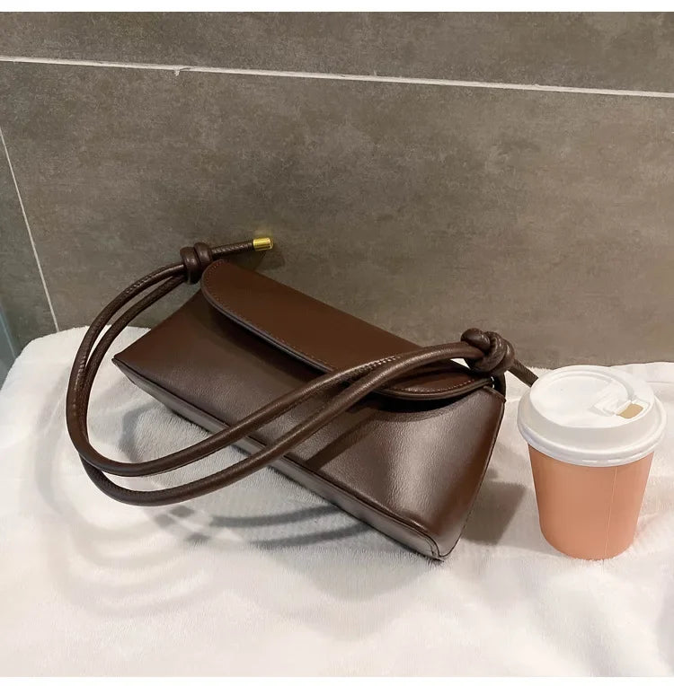 Internet celebrity retro small bag for women in autumn and winter, new trendy crossbody bag, fashionable one shoulder small bag.