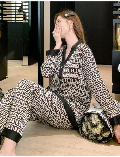 2PcsLarge Größe Frauen Pyjamas Set Gedruckt Homewear Eis Seide Lange Ärmeln Lange Hosen Student Pyjamas Schwarz Strickjacke kann Getragen Werden.