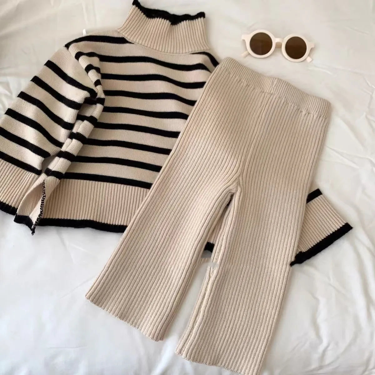 Girls' Autumn/Winter High Collar Sweater Set 2025 New Style Female Baby's Stylish Knitted Sweater Wide Leg Pants Two Piece Set.