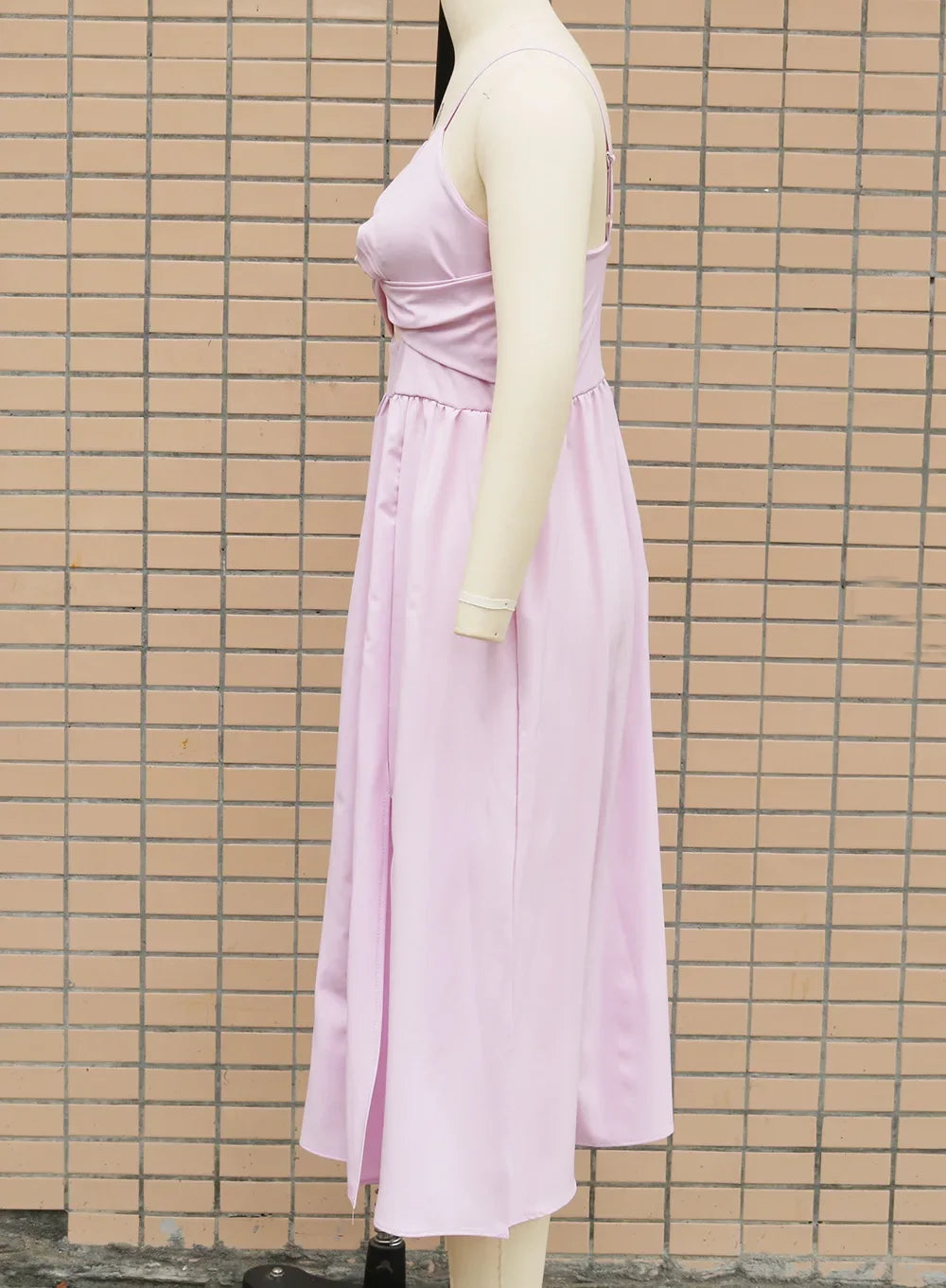 Damenbekleidung im neuen Stil von Amazon, Tank-V-Ausschnitt, großes Swoop-Kleid, schlank, dass Sie Ihre Silhouette glättet, mittellanges Kleid mit offenem Rücken.