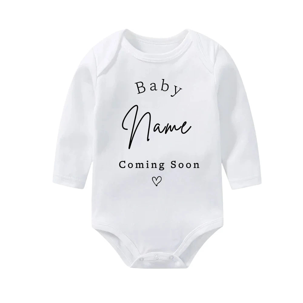 Personalisierter Baby-Body zur Schwangerschaftsankündigung, individueller Baby-Name, der bald kommt, Strampler aus Baumwolle, personalisierter Kleinkind-Overall.