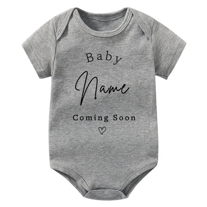 Personalisierter Baby-Body zur Schwangerschaftsankündigung, individueller Baby-Name, der bald kommt, Strampler aus Baumwolle, personalisierter Kleinkind-Overall.