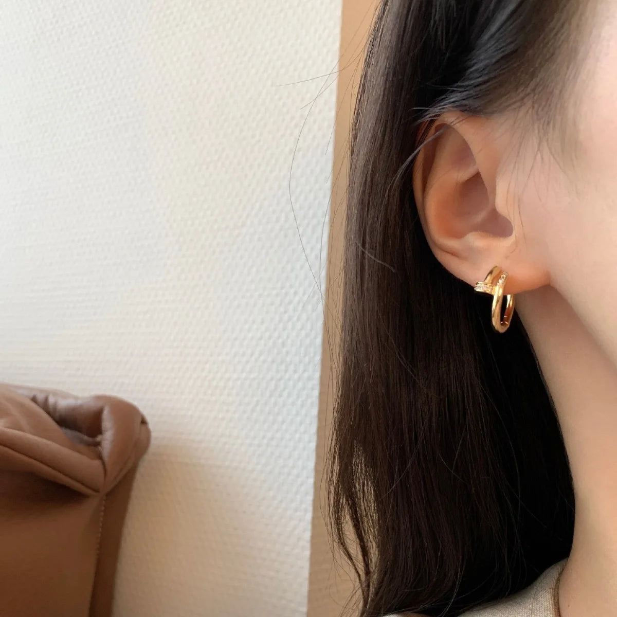 1 Pair Simple Ear Buckle for Women Fashion Copper Plated with Golded Design Hoop Earrings Fashion Jewelry Gifts.