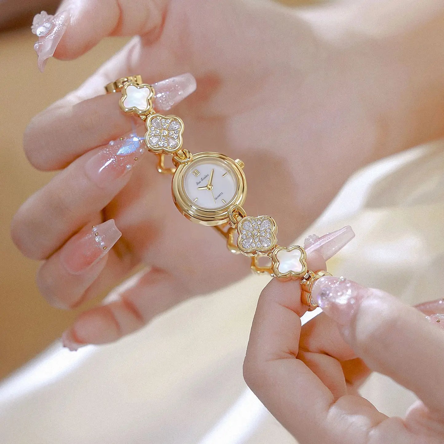 Women's Watch Lucky Four-Leaf Clover Bracelet Elegant Crystal Dress Watches for Women Fashion Luxury Small Quartz Ladies Clock.