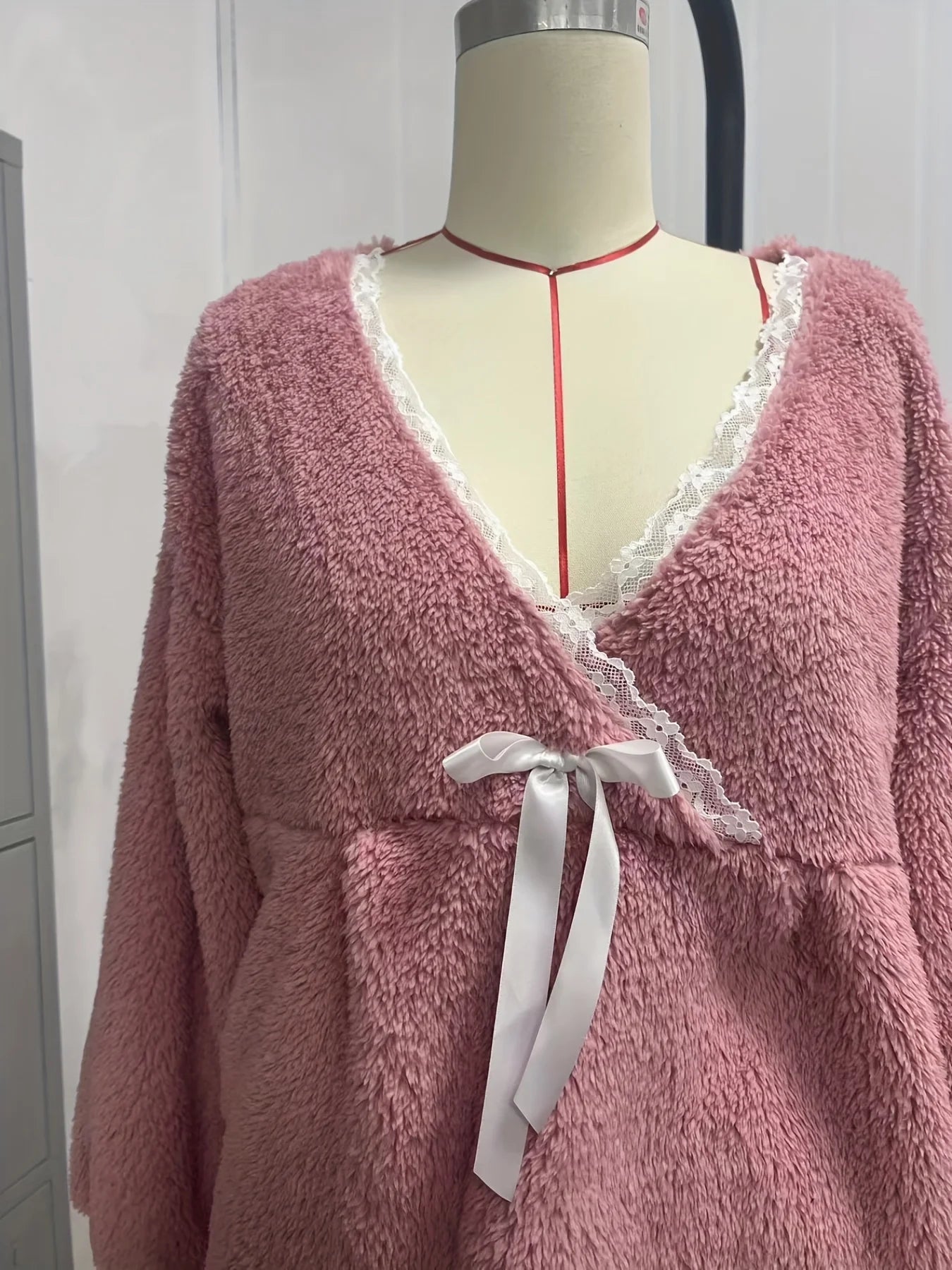 Herbst und Winter Damen neuen Stil Spitze Spleißen V-Ausschnitt Pyjama Set Flanell Schleife Langarm Top und Hose zweiteiliges Set von l.