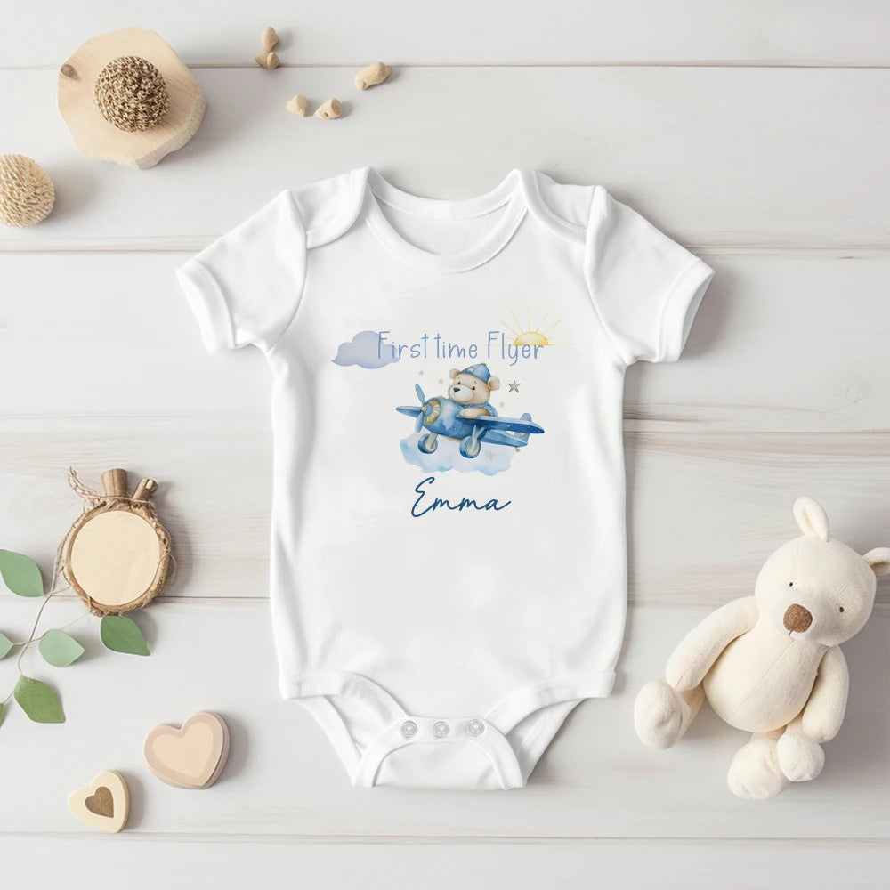 Benutzer definierte Name Erste Zeit Flyer & Bär Flugzeug drucken Baby Bodysuit lässig Kurzarm Säugling Stram pler Baby Souvenir Geschenke Kleidung.