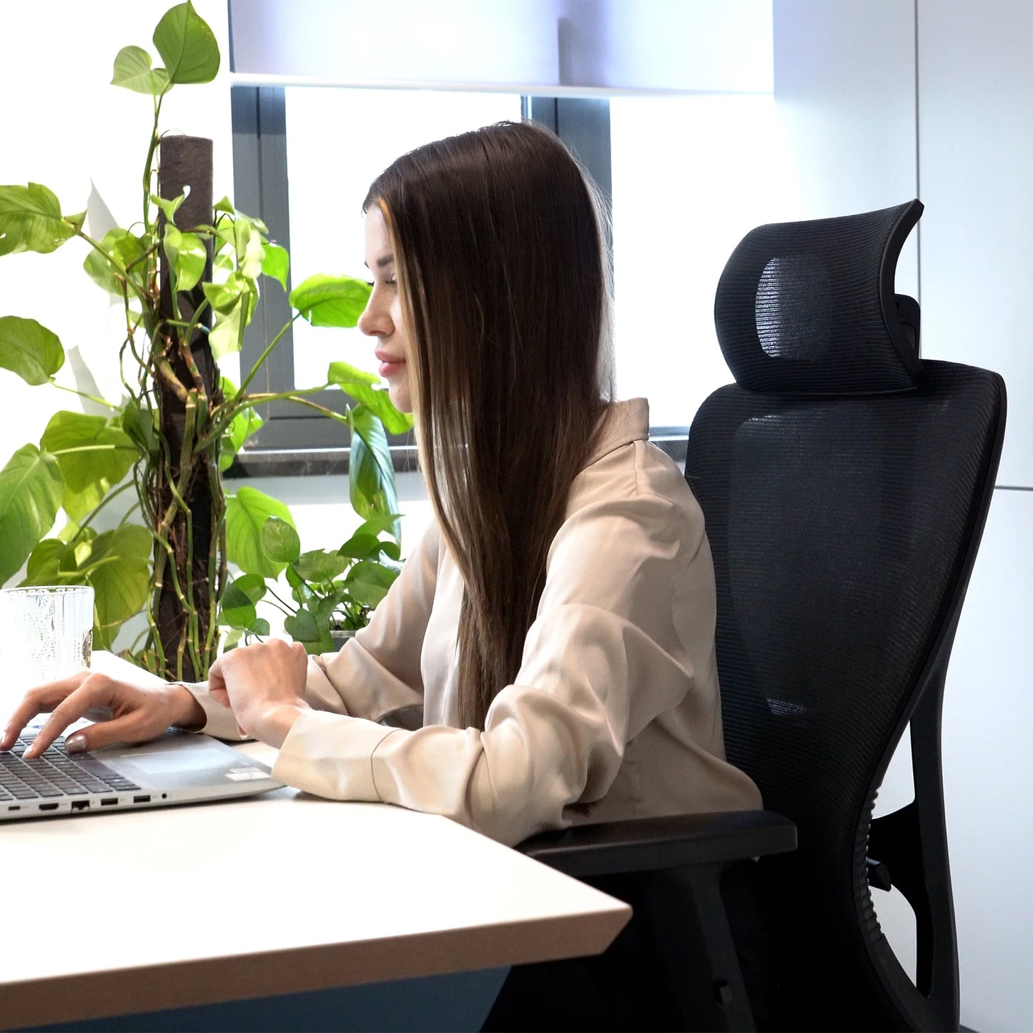 Durrafy Ergonomischer Bürostuhl, Bürostühle, Schreibtischstuhl mit verstellbarer Kopfstütze, Armlehnen, 150 kg Tragfähigkeit, Schwarz
