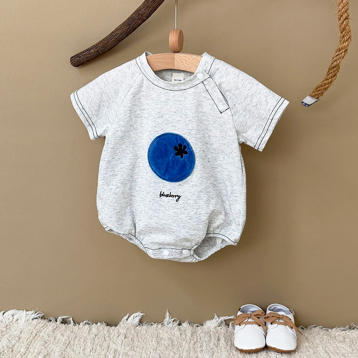 INS Sommer Neue Baby Body Neugeborenen Kleidung Jungen Mädchen Baumwolle Dreieck Strampler Plüsch brief Kurzarm Infant 0-18M